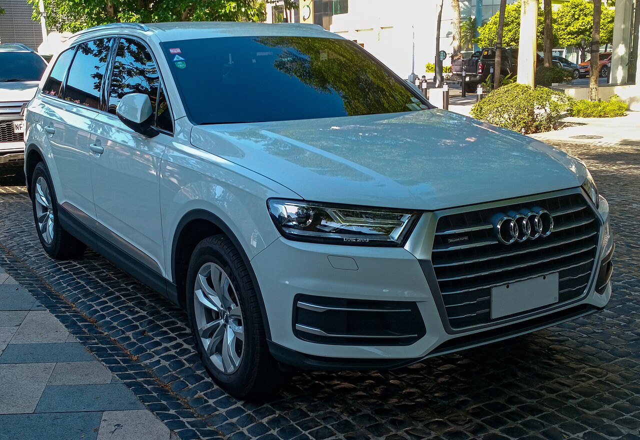 Audi Q7 — front three-quarter exterior view