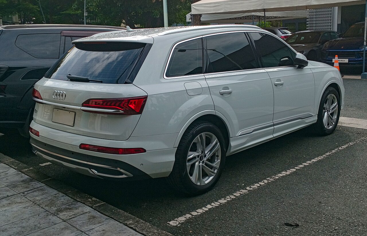 Audi Q7 — rear three-quarter view