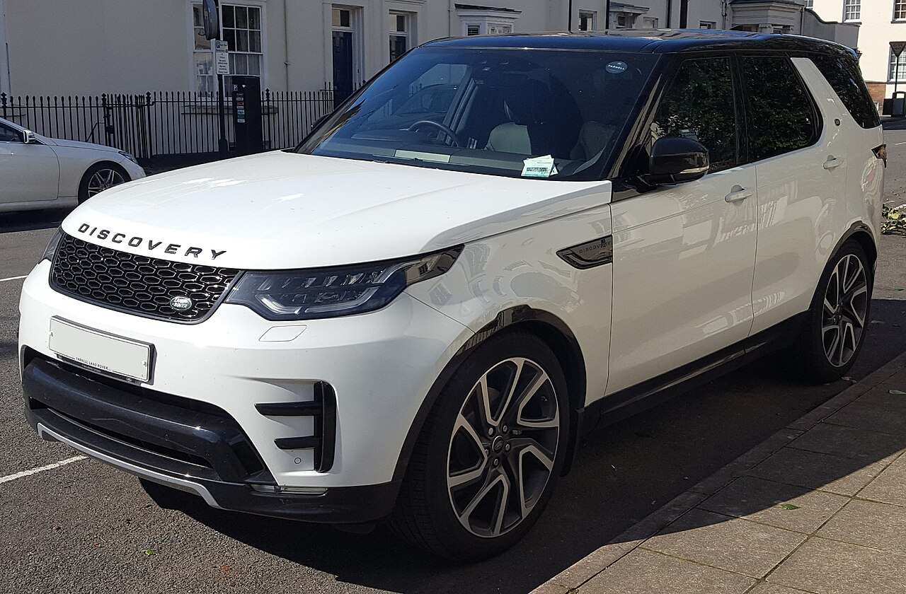 Land Rover Discovery — front three-quarter exterior view