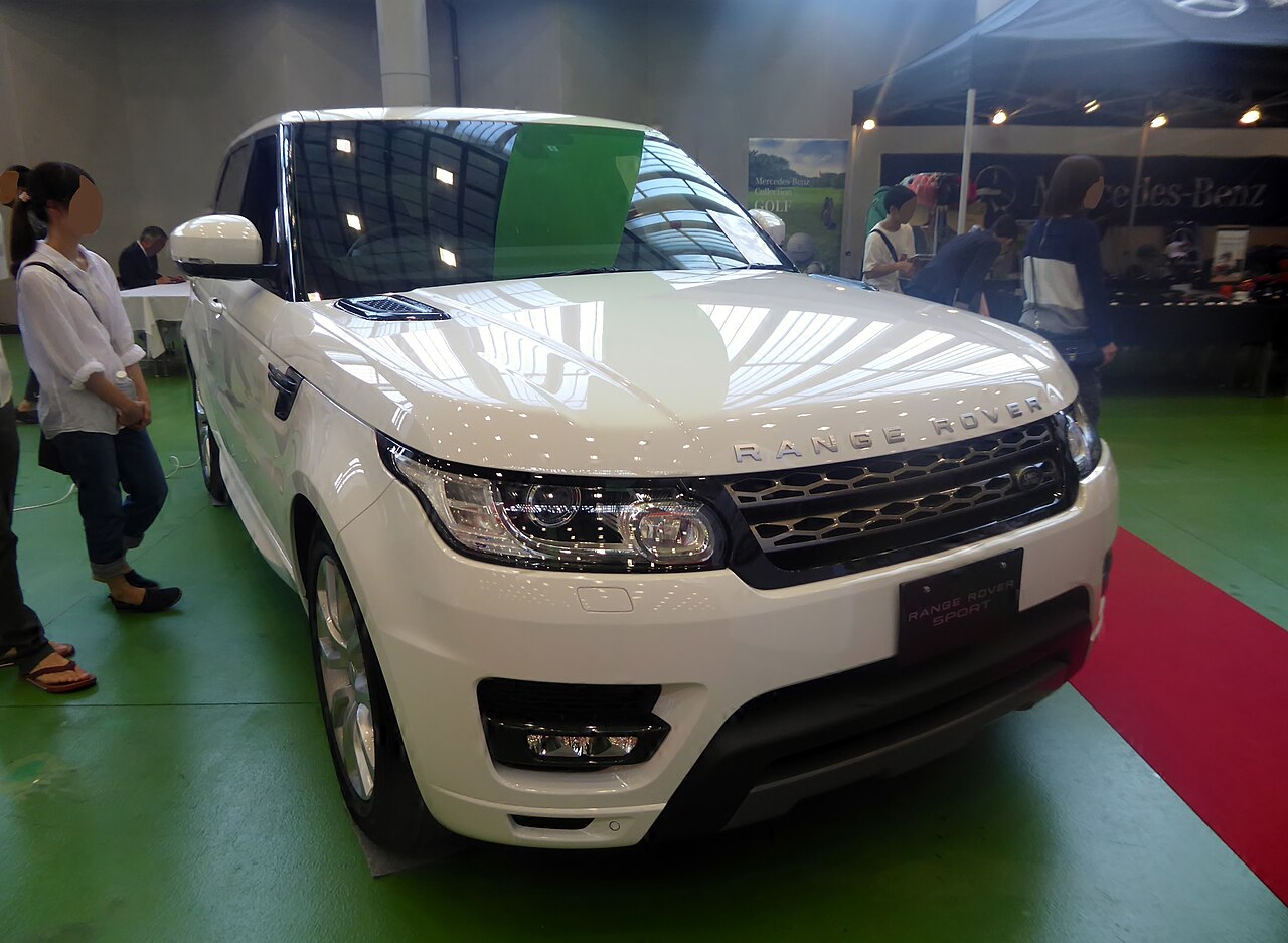 2021 Land Rover Range Rover Sport HSE — front three-quarter exterior view
