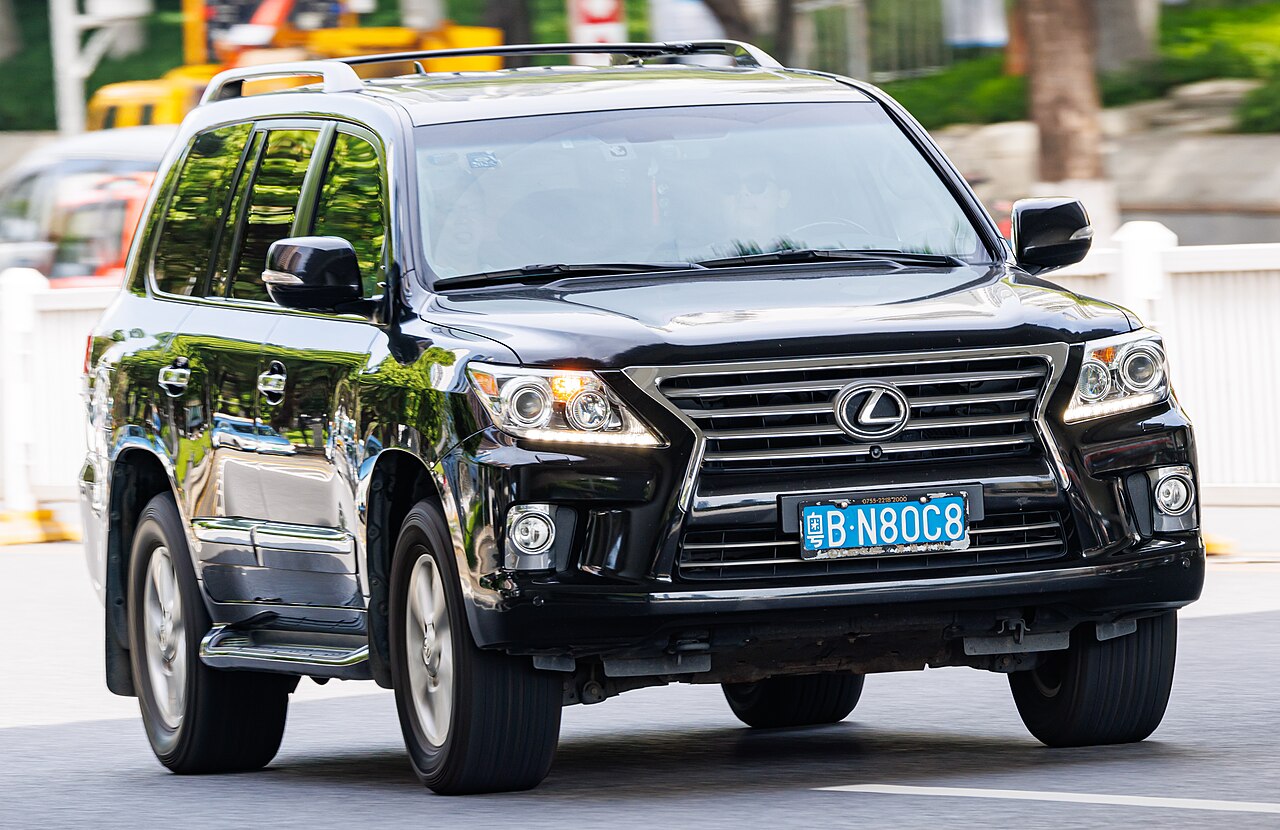 Lexus LX 570 — exterior view