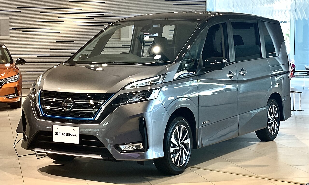 Nissan Serena — front three-quarter exterior view