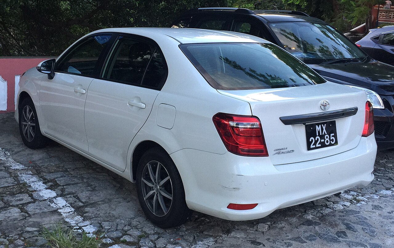Toyota Corolla Axio — rear three-quarter view