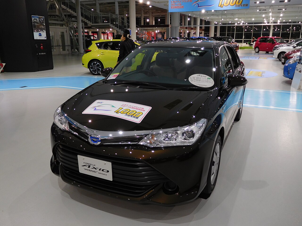 Toyota Corolla Axio — front three-quarter exterior view