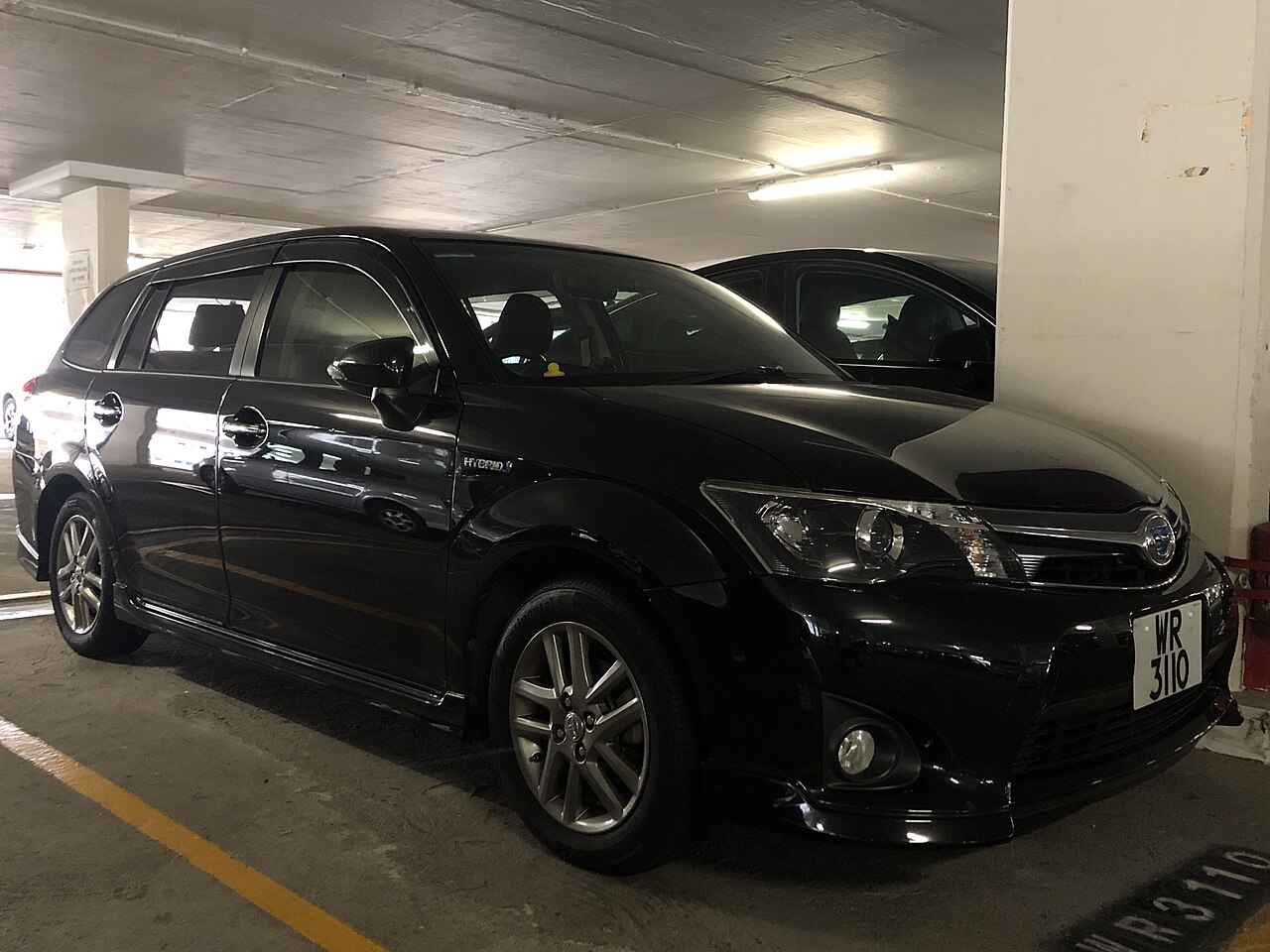 Toyota Corolla Fielder — front three-quarter exterior view