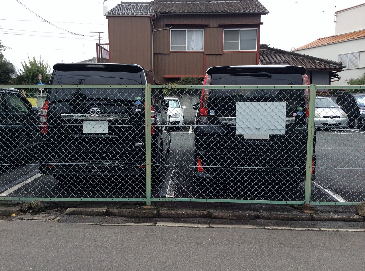 Toyota Noah — rear three-quarter view