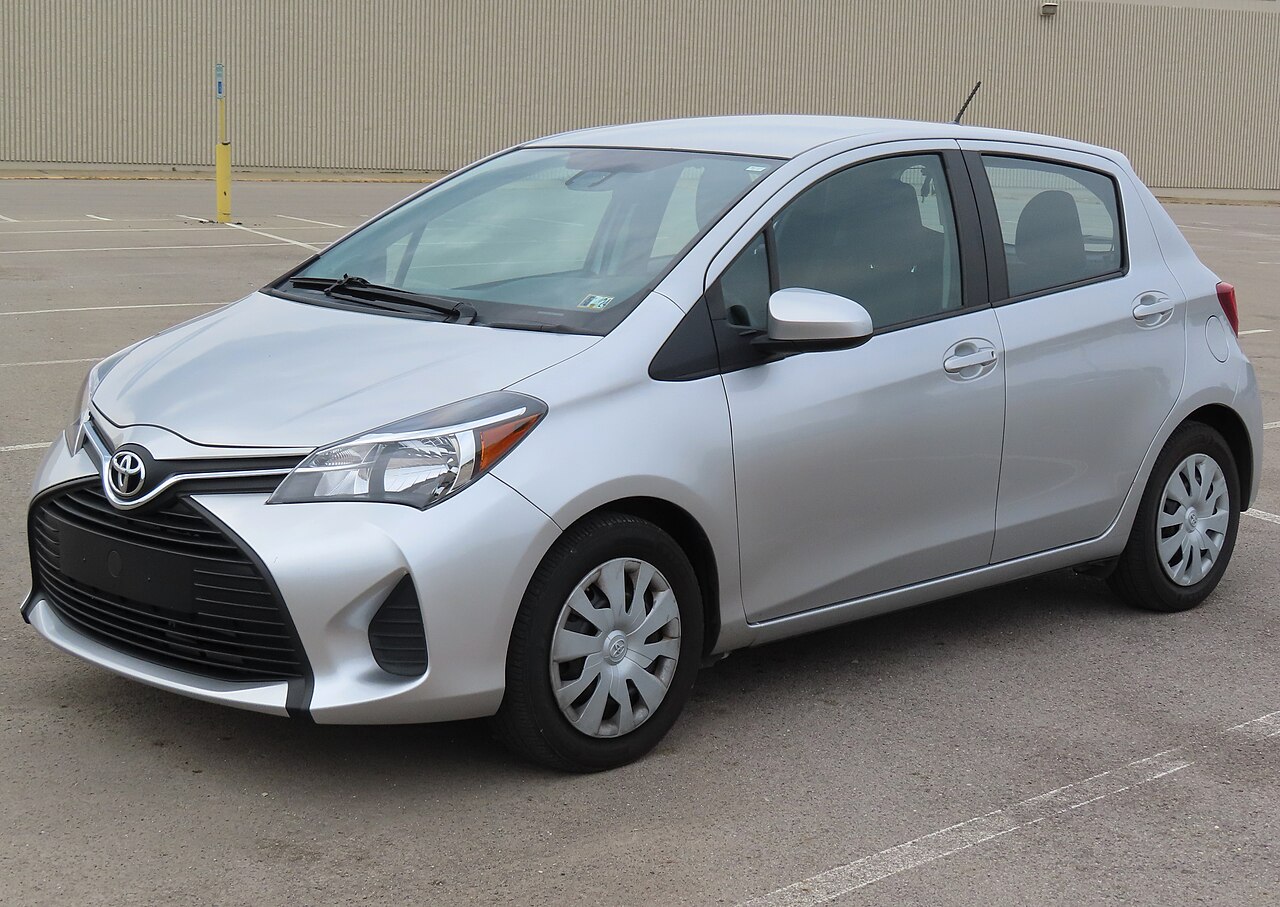 Toyota Vitz — front three-quarter exterior view